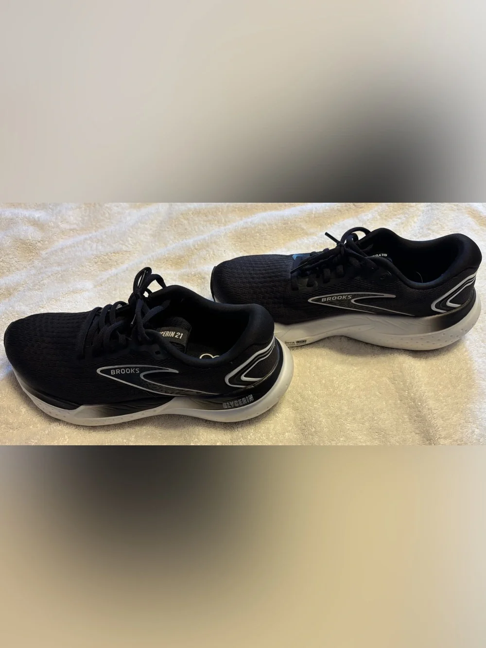 Brooks Glycerin 21 Women’s Running Shoe — Black/White Size 8.5
